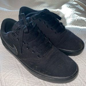 size 7 black nikes 🖤